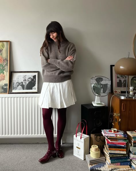 Harmony Youngs (@harmonyyoungs) • Fotos e vídeos do Instagram Fashion Lover Aesthetic, 60s French Fashion, Paris Chic Aesthetic, Burgundy Tights Outfit, Carel Kina, Burgundy Skirt Outfit, French Winter Fashion, Burgundy Tights, Aesthetic Building