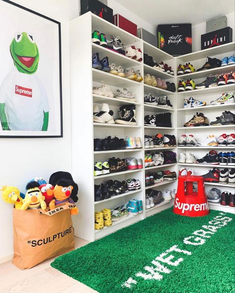 Sneaker Wall Decor, Bedroom Sneakerhead, Sneakers Room Ideas, Aesthetic Rooms For Guys, Shoe Room Design, Sneaker Room Aesthetic, Hypebeast Nursery, Sneaker Room Decor, Shoe Room Ideas