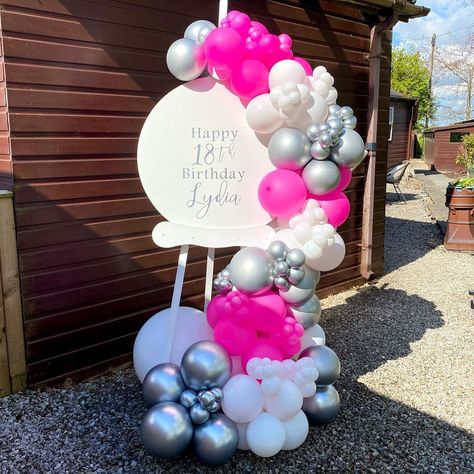 Balloon Easel Display, Easel Decoration Ideas, Balon Decoration, 40 Birthday Signs, Party Balloons Diy, Disneyland Wedding, Balloon Display, Diy Birthday Decorations, Balloon Gift