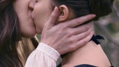 Emily And Sue, Dickinson Series, Ginger Black, Tie Women, Girlfriend Goals, Emily Dickinson, Brunette To Blonde, Kissing Couples, Hailee Steinfeld