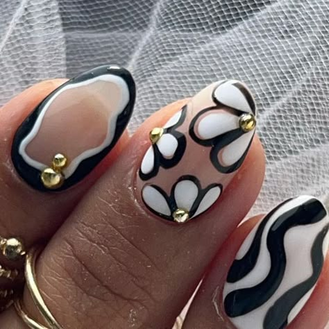 She Love Nail Studio •Hazel Gisbeth• on Instagram: "🖤🖤🖤🖤
INSPO @sunflowers_gelnails 
@xiomara.rodriguezmelendez" Creamy White Nails Design, Nail Art Designs Beginners, Fancy Short Nails, Nails With White Designs, Short Abstract Nail Designs, Fun Wedding Nails, Short Natural Nail Ideas, Nail Art How To, Line Design Nails