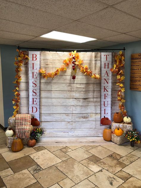 Craft Ideas With Natural Things, Thanksgiving Back Drop Decorations, Thanksgiving Backdrops For Pictures, Harvest Festival Backdrop, Thanks Giving Backdrop Ideas, Fall Potluck Decoration Ideas, Friends Giving Backdrop, Fall Photo Backdrop Diy Indoor, Thanksgiving Backgrounds Photo Booth