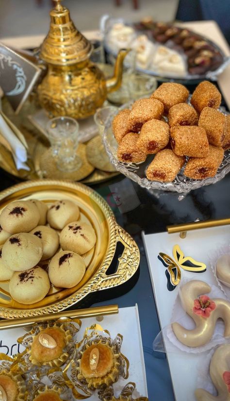 Lebanese Breakfast, Breakfast Presentation, Algerian Sweets, Algerian Culture, Algerian Food, Arab Countries, Cake Wallpaper, Traditional Sweets, Sweet Crepes