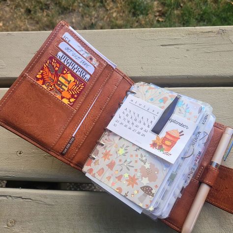 Fall has arrived in my planner! Also, swipe to see a beautiful dark spot at the top of my planner! 😍 . . . . . #vanderspek #vdspocket #vdsjlbrown #pocketrings #pocketplanner #pocketplusrings #pocketringsplanner #vdsjunior #vdsjanetleather #edc #vdsjanetleather #ringboundplanner #mrslucyplans #functionalplanner #plannerobsessed #plan #ringplanner #plannerinspiration #planner #vdscustom #chunkyplanner #chunkyplannerlove #teamrings #pocketplusrings 6 Ring Planner, Ring Binder Planner, Pocket Rings Planner, A5 6 Ring Planner, A7 Pocket Planner, Planner Wallet, Pocket Planner, Planner Obsessed, Planner Inspiration