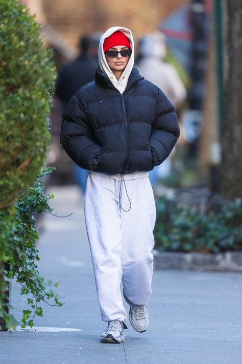 Coat Fall Outfit, Style Kendall Jenner, Puffer Outfit, Gym Ootd, Devon Lee Carlson, Trench Coat Fall, Puffer Jacket Style, Puffer Jacket Outfit, Beanie Outfit