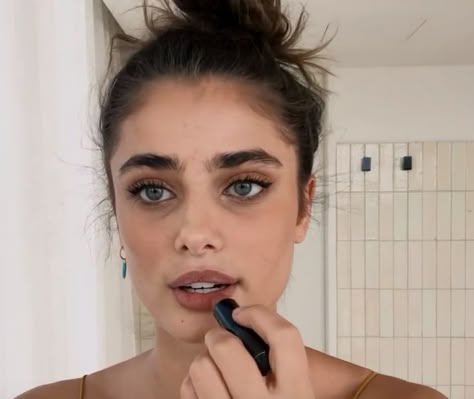 Taylor Hill Makeup, Replica Perfume, Haut Routine, Tone Legs, Vogue Beauty, Taylor Hill, Glass Skin, Casual Elegance, Beauty Secrets