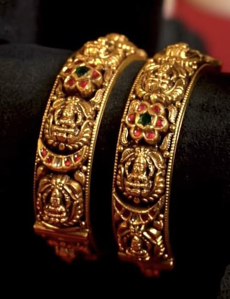 Lakshmi Bangles, Vanki Designs Jewellery, Pearl Bangles Gold, Hindu Jewelry, Kada Bangles, Gold Bangles Indian, Antique Necklaces Design, New Gold Jewellery Designs, Diamond Pendants Designs