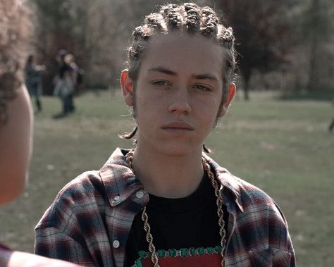 Carl Gallagher Braids, White Boy Carl, Carl Shameless, Ethan Cutkosky, Shameless Scenes, Shameless Characters, Carl Gallagher, Braids For Boys, Boyfriend Goals