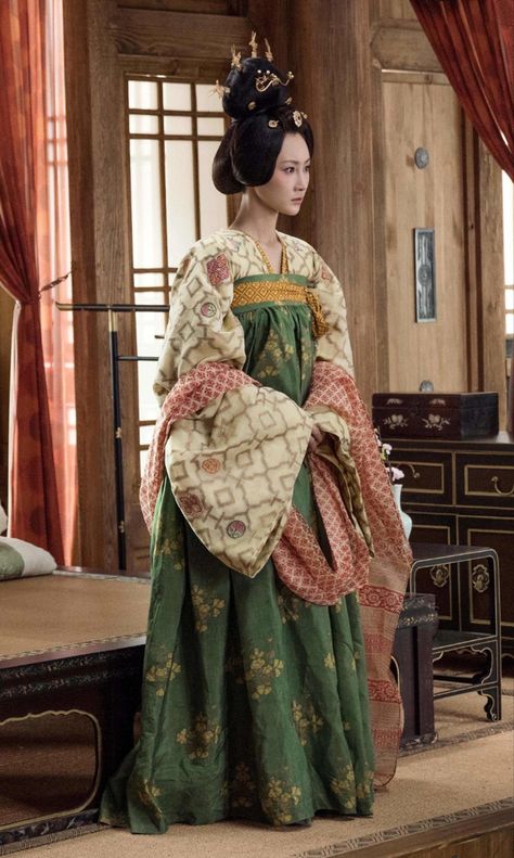 Tang Dynasty Fashion, Ancient Chinese Fashion, Dnd Worldbuilding, Tang Dynasty Clothing, Sport Poses, Traditional Chinese Fashion, Tang Dynasty Hanfu, East Asian Culture, Traditional Chinese Clothing Hanfu