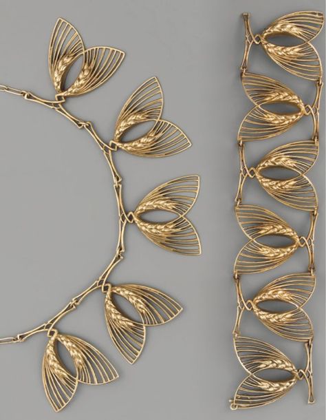 René LALIQUE | An Art Nouveau gold demi-parure, circa 1900. Collier et bracelet, en or et épis de blé. Lalique Jewelry, Bijoux Art Deco, Bijoux Art Nouveau, Art Nouveau Jewelry, Gold Work, Le Lot, Deco Jewelry, Art Deco Jewelry, Jewelry Inspo