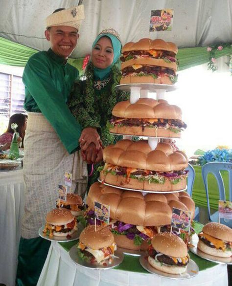 12 Weird Wedding Cakes, Because Who Needs Another Boring, Pastel Pastry? Cake Jokes, Burger Cake, Alternative Wedding Cakes, Unusual Wedding Cakes, Different Wedding Cakes, Wedding Cake Alternatives, Traditional Wedding Cakes, Traditional Wedding Cake, Gateaux Cake