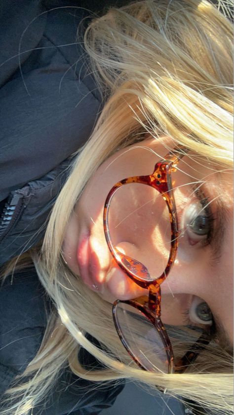 #glasses #eyemakeup #blonde Blonde With Glasses, Cute Glasses Frames, Classy Glasses, Glasses Inspiration, Brown Glasses, Tortoise Shell Glasses, Fotos Goals, Cute Glasses, Spectacles Frames