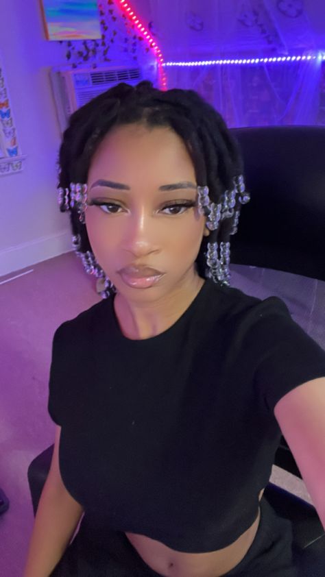 Hairstyles With Beads Natural Hair, Plats Hairstyles Black Natural Hair, Mini Twist With Beads Natural Hair, Styling Short Braids With Beads, Twists With Beads Natural Hair, Short Hair With Beads, Twist With Beads Natural Hair, Natural Hair Twists With Beads, Short Twists With Beads