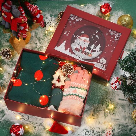 Hampers Photoshoot, Bohemian Living Room Decor, Christmas Hampers, Christmas Hamper, Handmade Paper Crafts, Mood Board Inspiration, Christmas Packaging, Christmas Gift Box, Christmas Inspiration