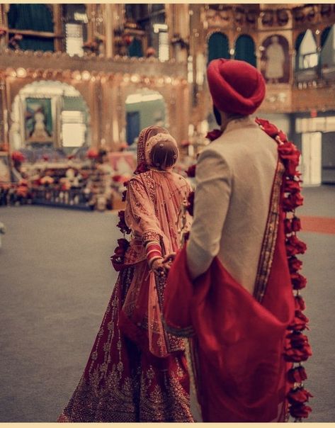 Sikh Wedding Photography, Punjabi Weddings, Lovers Aesthetic, Punjabi Wedding Couple, Anand Karaj, Sikh Bride, Indian Wedding Poses, Latest Bridal Lehenga, Car Dealerships