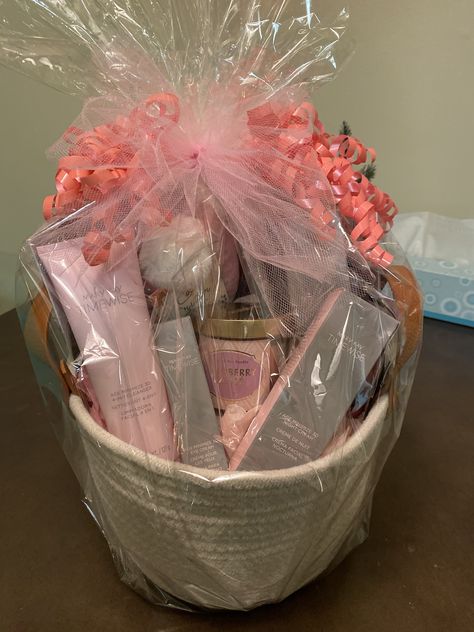 Mary Kay Gift Basket Makeup Bag Gift Basket, Makeup Kit Packing Ideas For Wedding, Mary Kay Gift Baskets, Makeup Basket Gift, Skin Care Basket Gifts, Makeup Gift Basket Ideas, Makeup Basket Gift Ideas, Skin Care Gift Basket Ideas, Mary Kay Valentines Ideas