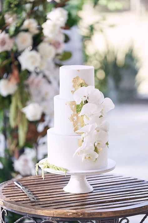 Elegant modern gold wedding cake with orchid, spring wedding. Wedding Cake Orchids White, White Gold Wedding Cake, Orchid Wedding Cake, Wedding Cake With Flowers, Tropical Wedding Cake, Cake With Flowers, Cake White, Wedding Color Trends, Luxury Wedding Cake