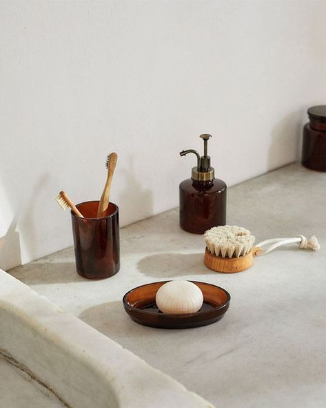 Zara Home on Instagram: “#Bathroom essentials are more than essentials. These are the ones you wake up to, and also the ones before bedtime. So choose these wisely.…” Zara Home Kitchen, Zara Home Bathroom, Zara Home Bedroom, Home Spa Bathroom, Zara Home Kids, Instagram Bathroom, Colin King, Neutral Bathroom, Luxury Shower