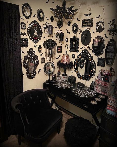 Creepy Room Aesthetic, Room Ideas Goth, Gothic Bedroom Aesthetic, Alt Room Ideas, Gothic Room Ideas, Communal House, Witchy Apartment, Goth Room Ideas, Goth Bedroom Ideas