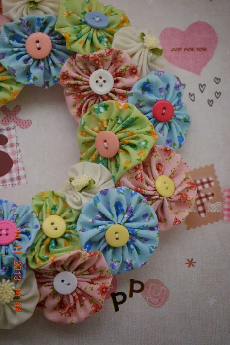 Advanced Sewing Projects, Yo Yo Quilt, Skip To My Lou, Yo Yos, Fabric Flower Tutorial, Yo-yos, Fabric Flowers Diy, Button Crafts, Fabric Projects