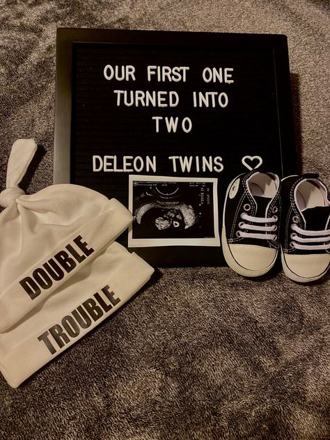 Halloween Twin Announcement, Team Green Pregnancy, Twin Pregnancy Photoshoot, Twin Baby Announcements Ideas, Expecting Twins Announcement, Twin Announcement Ideas, Gender Reveal Ideas Twins, Announcing Twins, Pregnancy Reveal To Husband First