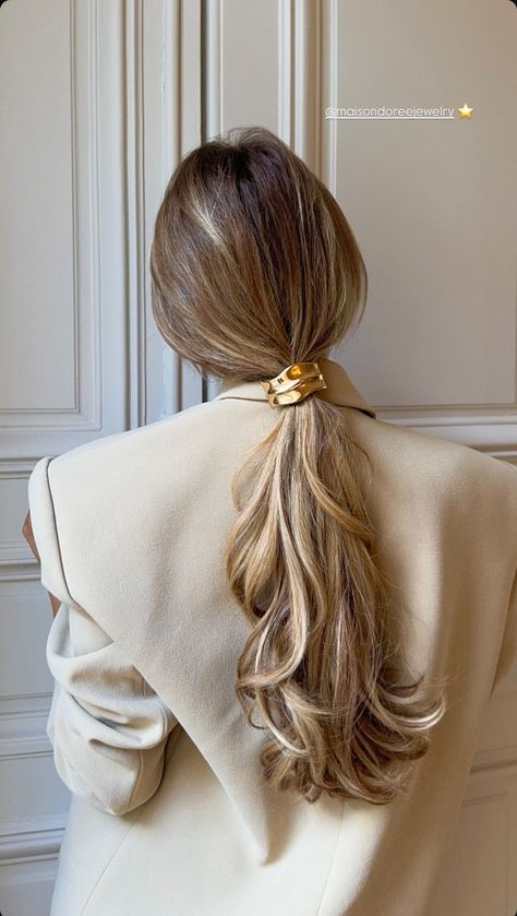 Jourdan Sloane Hair, Old Money Hair Updo, Old Money Hair Women, Bangle Hairstyles, Old Money Hair Styles, Old Money Aesthetic Hair, Old Money Colors, Hairstyles Elegant Classy, Aesthetic Hair Styles