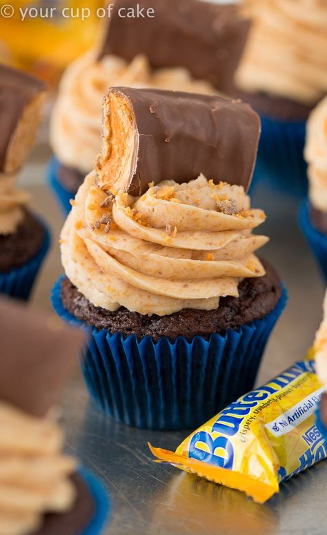 Butterfinger Blizzard Cupcakes - Your Cup of Cake Childhood Desserts, Butterfinger Cupcakes, Velvet Recipes, Fancy Deserts, Gourmet Cupcakes, Butter Frosting, Cake Mix Recipes, Yummy Cupcakes, Fun Cupcakes