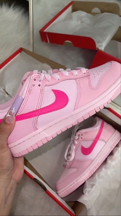 Nike Rosa, Sneaker Jordan, Shoe Hacks, Pretty Sneakers, Trendy Shoes Sneakers, Nike Fashion Shoes, Nike Shoes Girls, Preppy Shoes, Pretty Shoes Sneakers