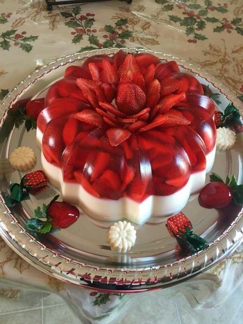 Jello Mold Recipes, Kids Birthday Party Food, Jelly Desserts, Jello Cake, Gelatin Recipes, Gelatin Dessert, Jello Desserts, Jelly Cake, Jello Recipes