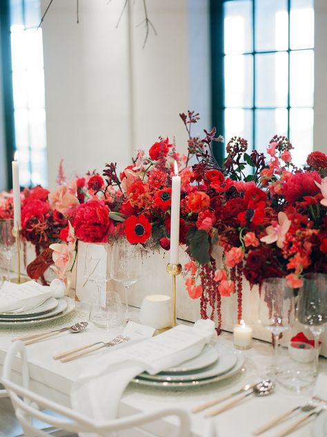 Winter Wedding Ideas for a Cozy, Festive Fête Pretty Wedding Bouquet, Spring Wedding Bouquets, Red Wedding Theme, Cheap Wedding Flowers, Red Bouquet Wedding, Summer Wedding Bouquets, Winter Wedding Decorations, Unique Wedding Flowers, Wedding Floral Centerpieces