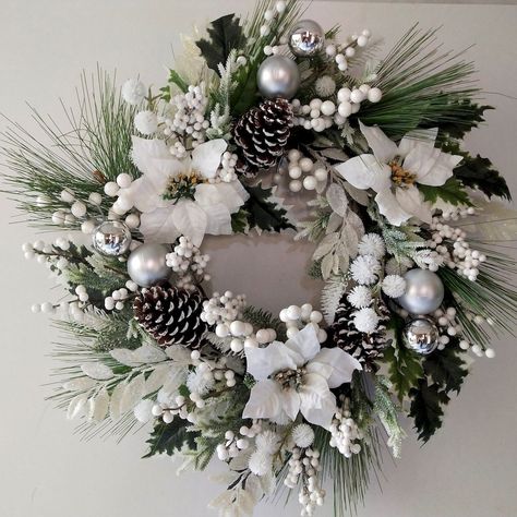 Christmas Wreaths Winter Wonderland, Woodland Wreath Christmas, White Poinsettia Wreath, Winter Door Wreaths Diy, Poinsettia Decorating Ideas, Door Wreath Ideas, Gold Wreath Christmas, Winter Wonderland Wreath, Christmas Wreath White