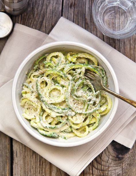 Zoodles with Creamy Garlic Cashew Sauce Cashew Cream Recipe, Cashew Sauce, Paleo Sides, Nice Recipes, Spiralizer Recipes, Creamy Garlic, Zucchini Recipes, Veggie Dishes, Vegan Eating