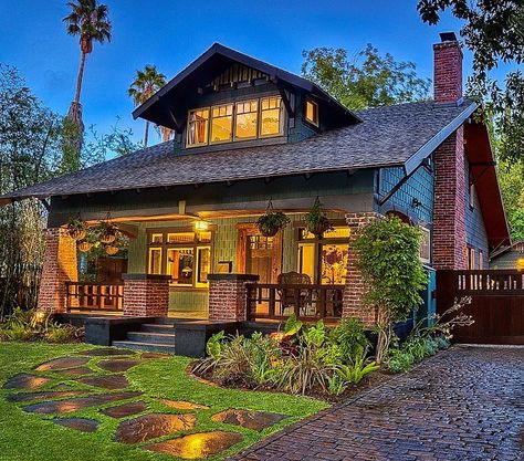 Craftsman Style Cottage, Exterior Styles Of Homes, Historic Bungalow Exterior, Craftmans Style House Exterior, Craftsmen Exteriors, Craftsman Style Home Exterior, Bloxburg Styles, Craftsman Bungalow Exterior Colors, Craftsman Bungalows Interior