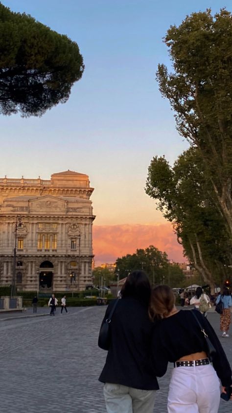 Florence With Friends, Rome Aesthetic Instagram, Italy With Best Friend, Florence Italy Instagram Pictures, Italy Friends Aesthetic, Rome With Friends, Florence Italy Photo Ideas, Florence Instagram Pictures, Florence Picture Ideas