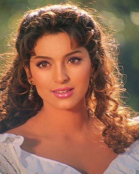 Young Juhi Chawla Gaun Abad Pertengahan, 90s Bollywood Aesthetic, Juhi Chawla, Retro Bollywood, Vintage Bollywood, Indian Aesthetic, Bollywood Girls, Bollywood Celebrities, Bollywood Fashion