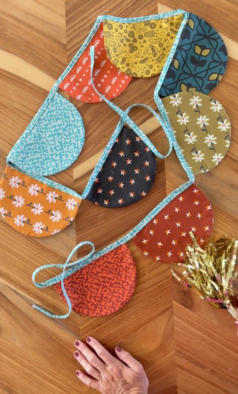 VIDEO: DIY Fabric Bunting. FREE Pattern! - MADE EVERYDAY Sewing Bunting, Diy Fabric Bunting, Diy Bunting, Garland Fabric, Make Bias Tape, Bunting Diy, Banner Garland, Stash Buster, Dorm Ideas