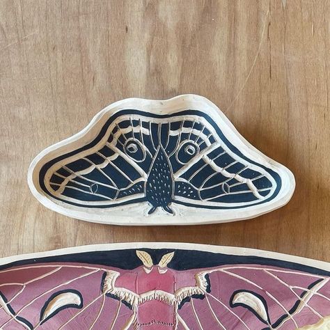 Jennifer Zee on Instagram: "Moth Mood. Using new underglazes… bisque stage always looks great. The truth will be told after the clear glaze stage!  . . . . . . #ceramicart #clayart #mothart #insectart #clayplate #clayartist #sgraffito #sgraffitopottery #silkmoth #speedballunderglaze #ologiesart" Mushroom Sgraffito, Moth Ceramic, Ceramic Sgraffito Ideas, Underglaze Ceramics, Ceramic Sgraffito, Underglaze Ideas, Clay Plates, Moth Art, Surface Decoration