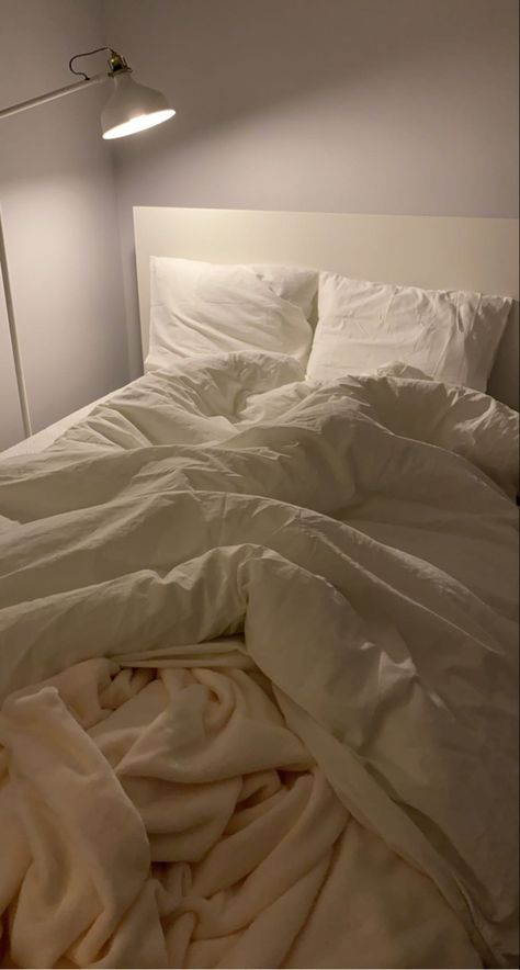 Cozy Bed Astethic, Bed Made Aesthetic, Fluffy Sheets Bedding, White Bed Sheets Ideas, Really Comfy Beds, Fluffy Bed Sheets Aesthetic, Simple Bed Aesthetic, White Bed Duvet, Comfy Fluffy Bed Aesthetic