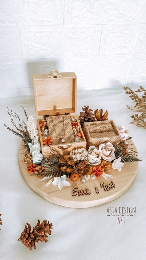 Hantaran Cincin, Rustic Jewelry Holder, Ring Box Wedding Diy, Wedding Gift Hampers, Wedding Platters, Wedding Gift Pack, Creative Wedding Gifts, Bridal Gift Wrapping Ideas, Marriage Decoration