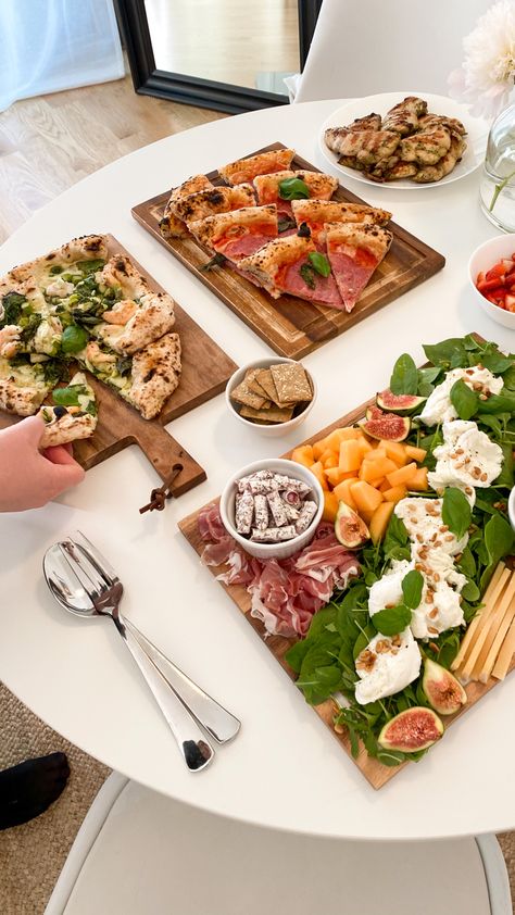 Pizza Grazing Board, Italian Food Birthday Party Ideas, Pizza And Pasta Dinner Party, Pizza Platter Ideas, How To Host A Pizza Party, Pizza Night Ideas Parties, Italian Platter Ideas, Italian Aperitivo Aesthetic, Grazing Dinner Ideas