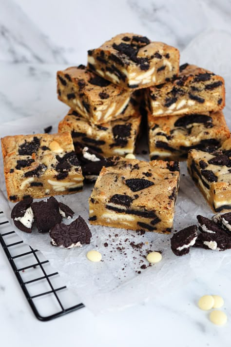 Dessert Recipes Uk, Cookies And Cream Blondies, Blondie Ideas, Baking Recipes Uk, Blondie Cake, Cafe Desserts, Cookies And Brownies, Brownie Packaging, Blondie Recipe