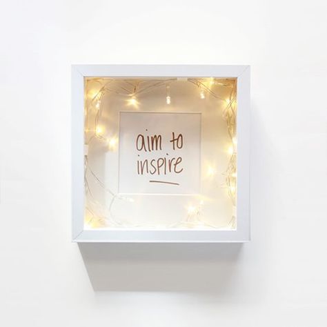 Pretty Light Box Picture Frame • Free tutorial with pictures on how to make a decorative light in under 15 minutes Fairy Lights Diy, Fairy Lights Photos, Light Box Diy, Box Picture Frames, Fairy Lights Decor, Scrabble Art, Diy Shadow Box, Diy Light, Diy Xmas Gifts