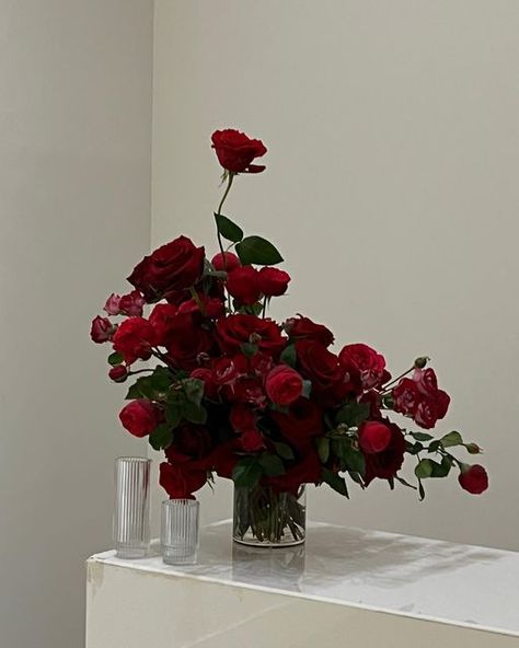 rana kim 김라나 on Instagram: "romance" Red Roses Centerpieces, Red Rose Arrangements, Rose Flower Arrangements, Dark Red Roses, Red Bouquet Wedding, Red Rose Wedding, Red Wedding Flowers, Vintage Bouquet, Rose Centerpieces