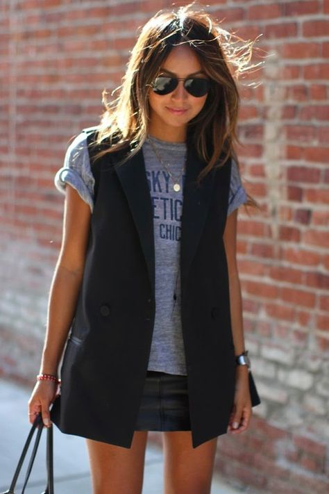 Casual black sleeveless blazer look. Sleeveless Blazer Outfit, Spring Sunglasses, Mode Tips, Sleeveless Blazer, Blazer Outfit, Sincerely Jules, Outfit Trends, Black Vest, Blazer Outfits