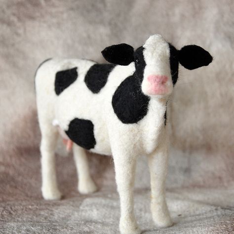 Needle Felted Holstein Cow by bearcreekdesign, via Flickr Felted Cow, Holstein Cow, Needle Felting Diy, Needle Felted Christmas, Wool Needle Felting, Wool Animals, Needle Felting Tutorials, Felt Bunny, Needle Felting Kits