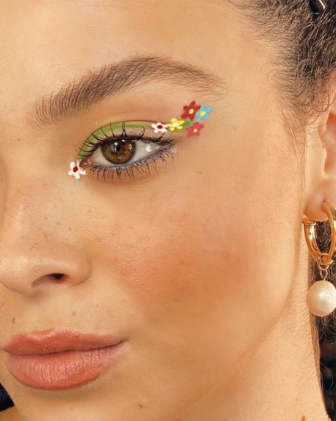 Flower Make Up, Flower Makeup Aesthetic, Floral Makeup Looks, Flower Makeup Looks, Spring Eyeliner, Spring Make Up, Color Eyeliner Makeup, Makeup Painting, Hippie Makeup