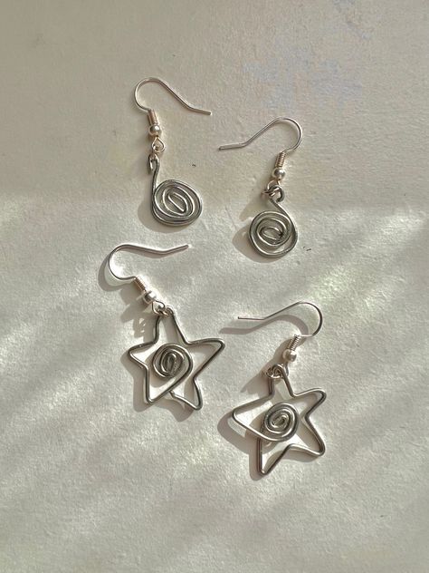 star & swirl earrings Diy Jewelry Wire, Diy Gothic Jewelry, Star Swirl, Simple Diys, Grunge Jewelry, Indie Jewelry, Handmade Jewelry Tutorials, Diy Wire Jewelry, Jewelry Designers