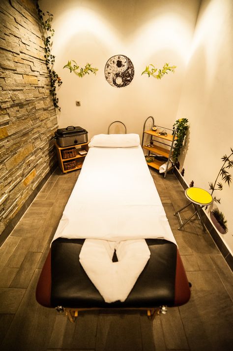 massage room, love the rock wall Massage Room Ideas, Reiki Room Ideas, Spa Room Ideas, Deco Spa, Massage Room Design, Spa Massage Room, Massage Room Decor, Massage Therapy Rooms, Facial Room