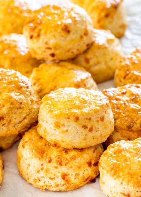 These Cheddar Cheese Buttermilk Biscuits are really simple and quick to make, so delicious, tender, flaky and super cheesy. Loaded with cheddar cheese and super tender from the buttermilk, these biscuits are the perfect addition to any meal, or enjoyed as Cheese Buttermilk Biscuits, Cheese Biscuit Recipe, Cracker Ideas, Cheese Biscuits Recipe, Cheddar Cheese Biscuits, Cheese Biscuit, Snack Sani, Keju Cheddar, Cheesy Biscuit