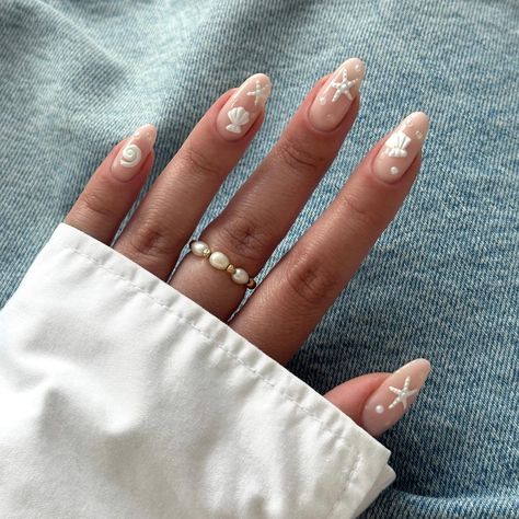 Nails Starfish Design, West Coast Nails, Beach Nails Starfish, White Starfish Nails, East Coast Nails, Starfish Nails Design, White Detail Nails, Star Fish Nail Art, Zoifishh Nails